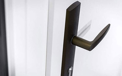 蘭州鑰匙鎖在車里面了怎么辦